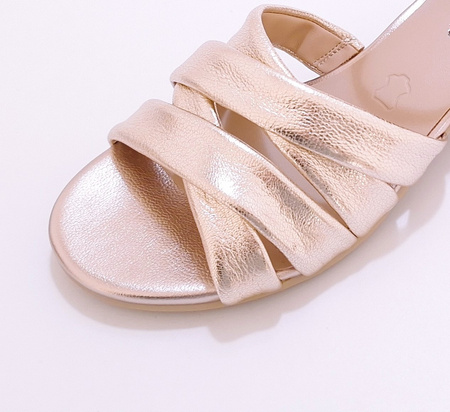 Eleganckie złote sandały damskie z pełną piętą Caprice 28201 r.38